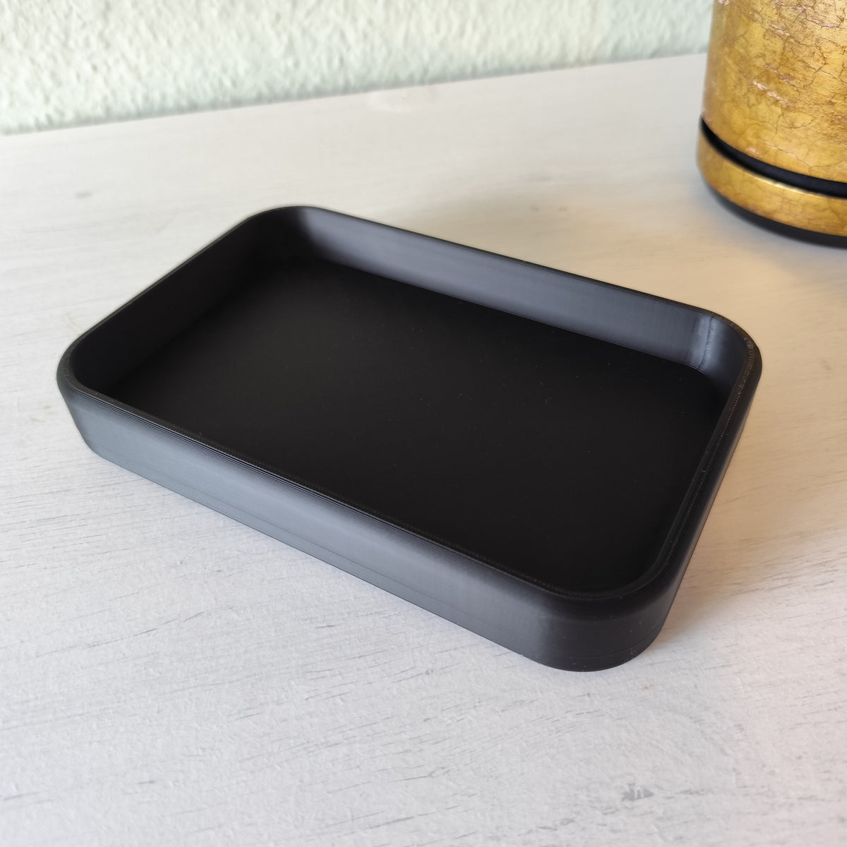 Vide-poche minimaliste sur une console d'entrée avec des clés et des pièces