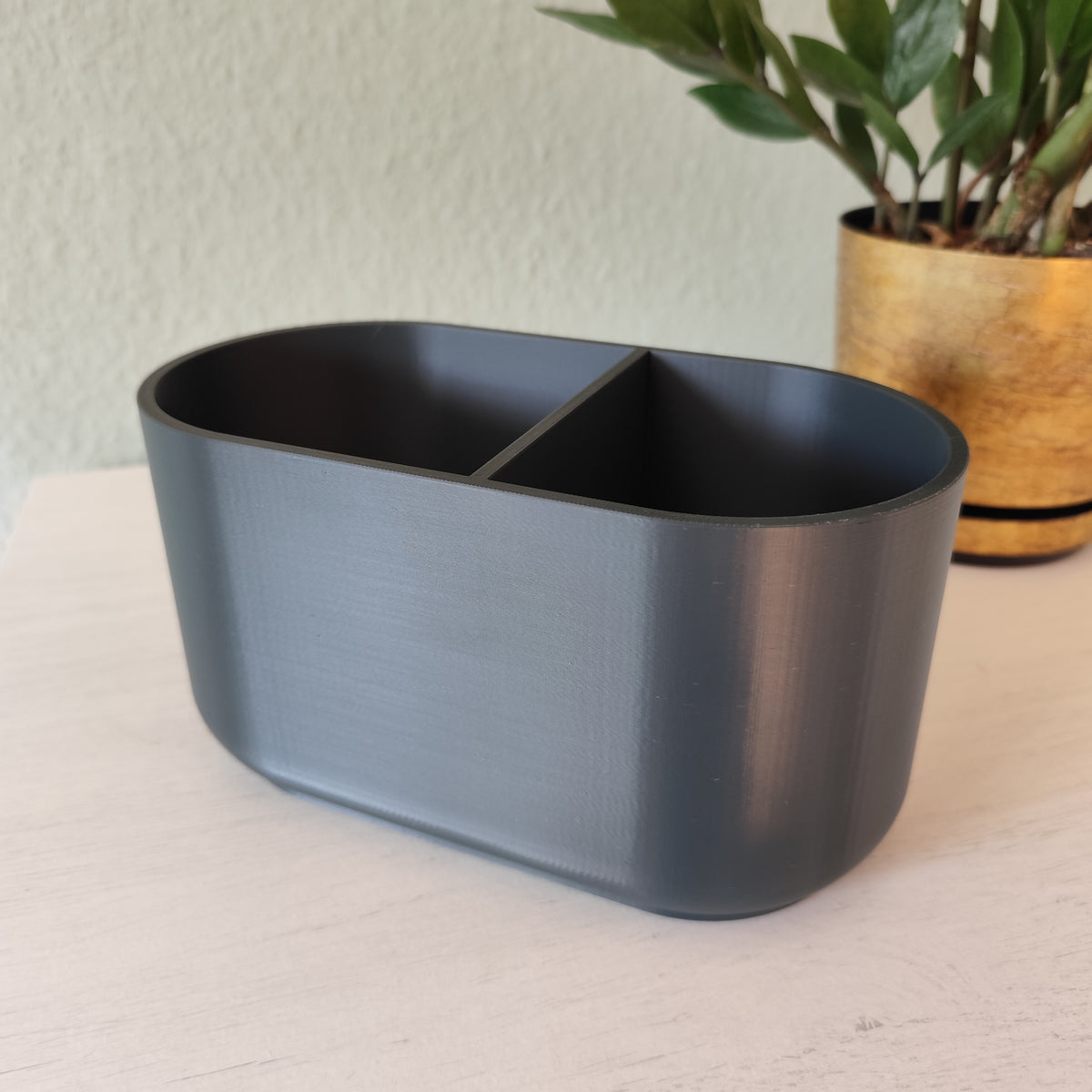 Pot à ustensiles moderne sur le plan de travail avec des ustensiles et une déco neutre