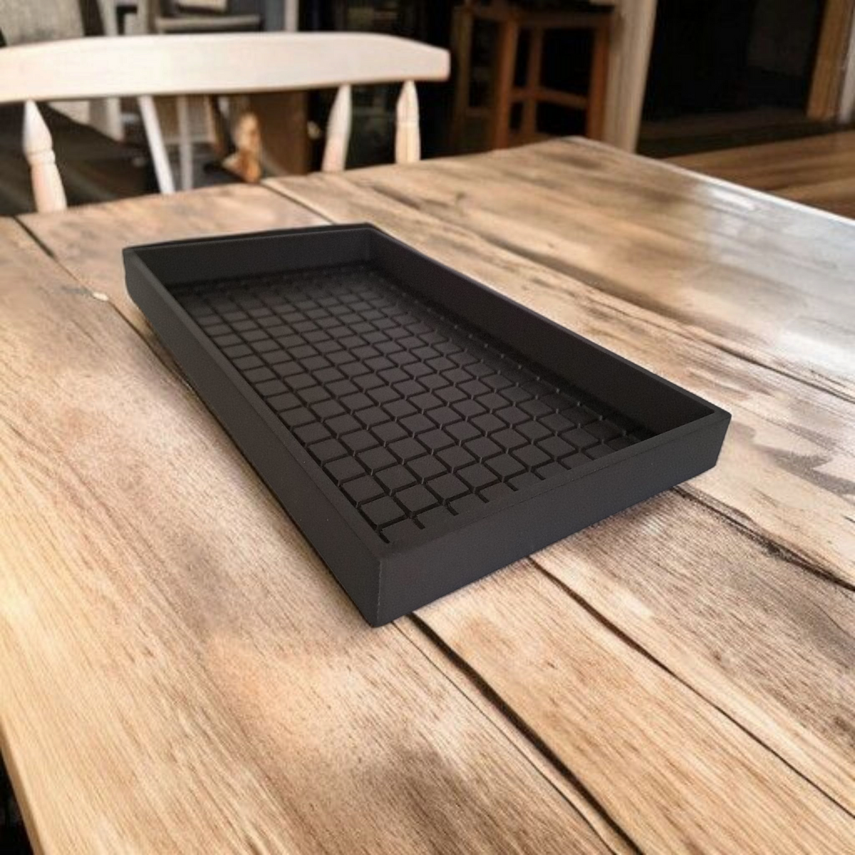 Plateau à clés minimaliste sur un bureau en bois avec des clés et des pièces