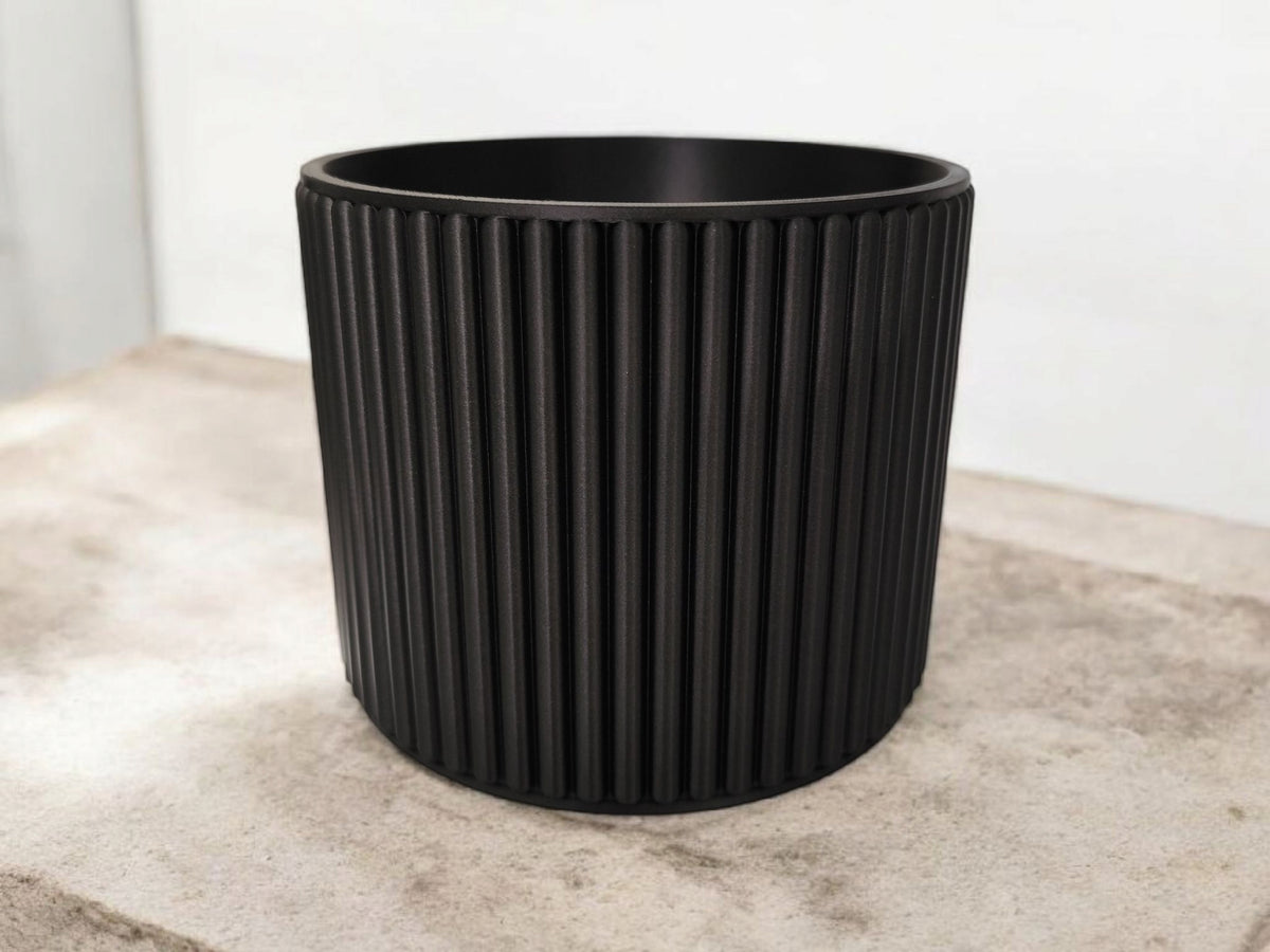 La surface de la tasse striée capte la lumière douce