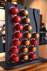 Porte-capsules Nespresso ondulé rempli de capsules, gros plan sur la surface texturée