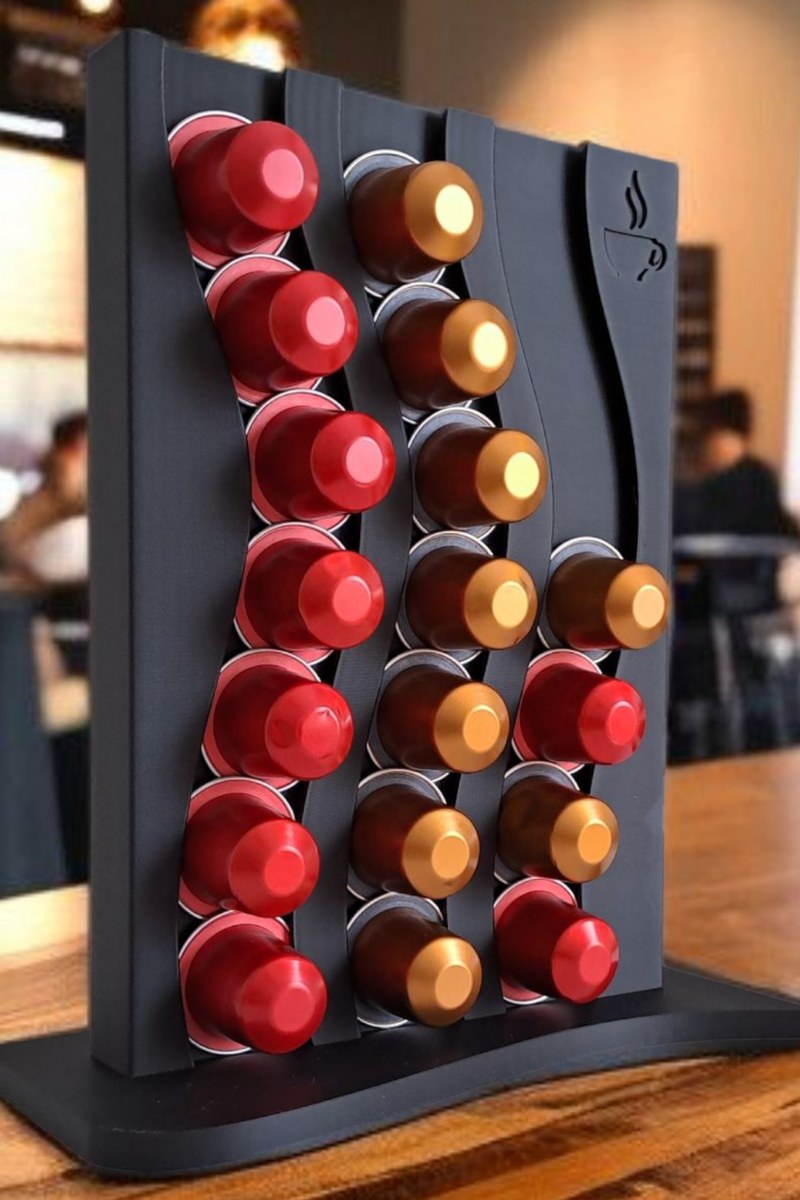 Porte-capsules Nespresso ondulé rempli de capsules, gros plan sur la surface texturée