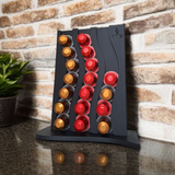 Porte-capsules Nespresso ondulé rempli de capsules, gros plan sur la surface texturée