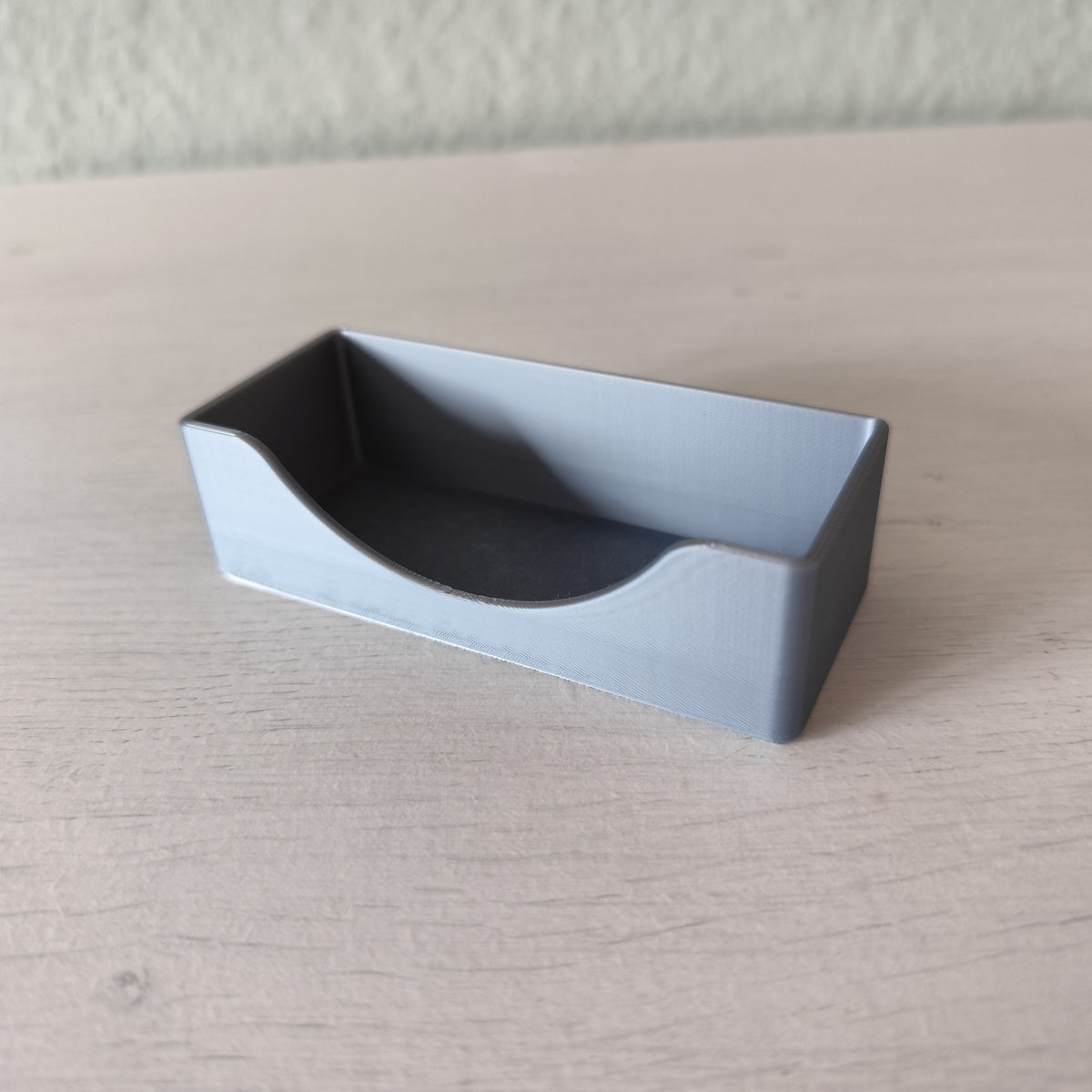Porte-cartes de visite minimaliste sur un bureau, garni de cartes de visite