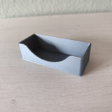 Porte-cartes de visite minimaliste sur un bureau, garni de cartes de visite