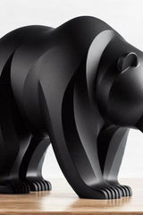 Gros plan d'une sculpture d'ours minimaliste aux lignes courbes et à la surface lisse