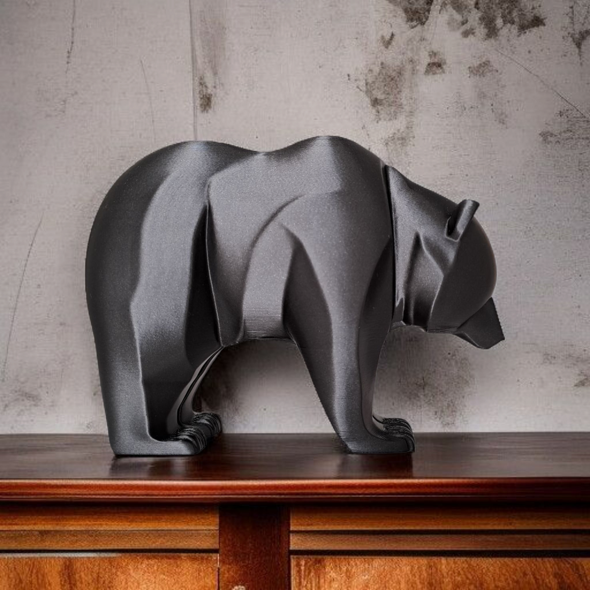 Sculpture d'ours minimaliste sur une étagère avec une déco sobre