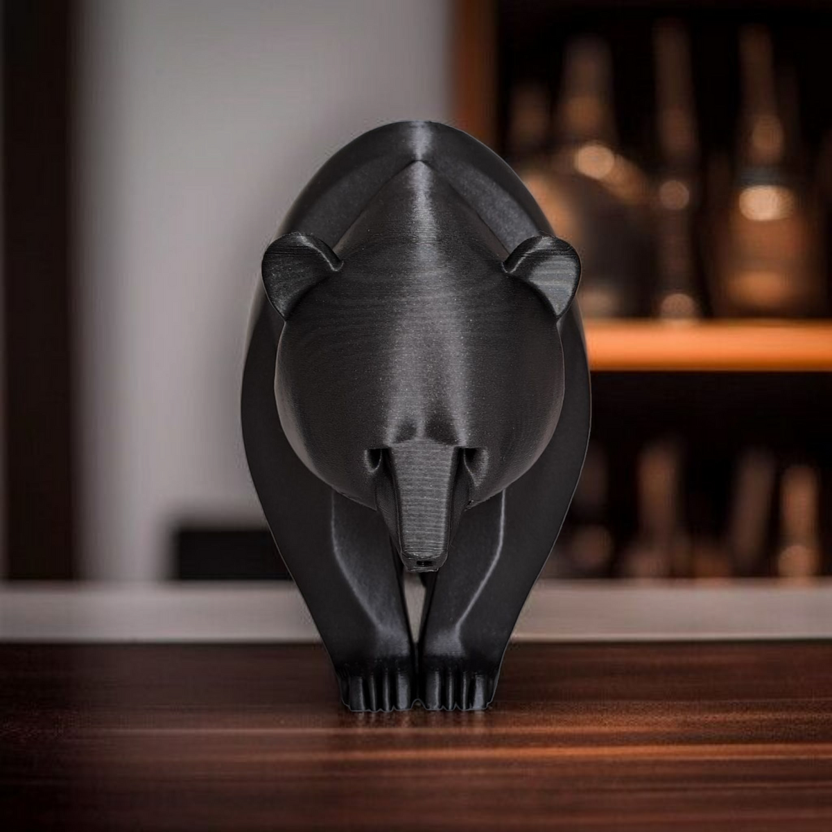 Détail des contours et de la finition d'une sculpture d'ours abstraite