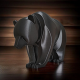 Gros plan d'une sculpture d'ours minimaliste aux lignes courbes et à la surface lisse