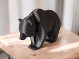 Gros plan d'une sculpture d'ours minimaliste aux lignes courbes et à la surface lisse