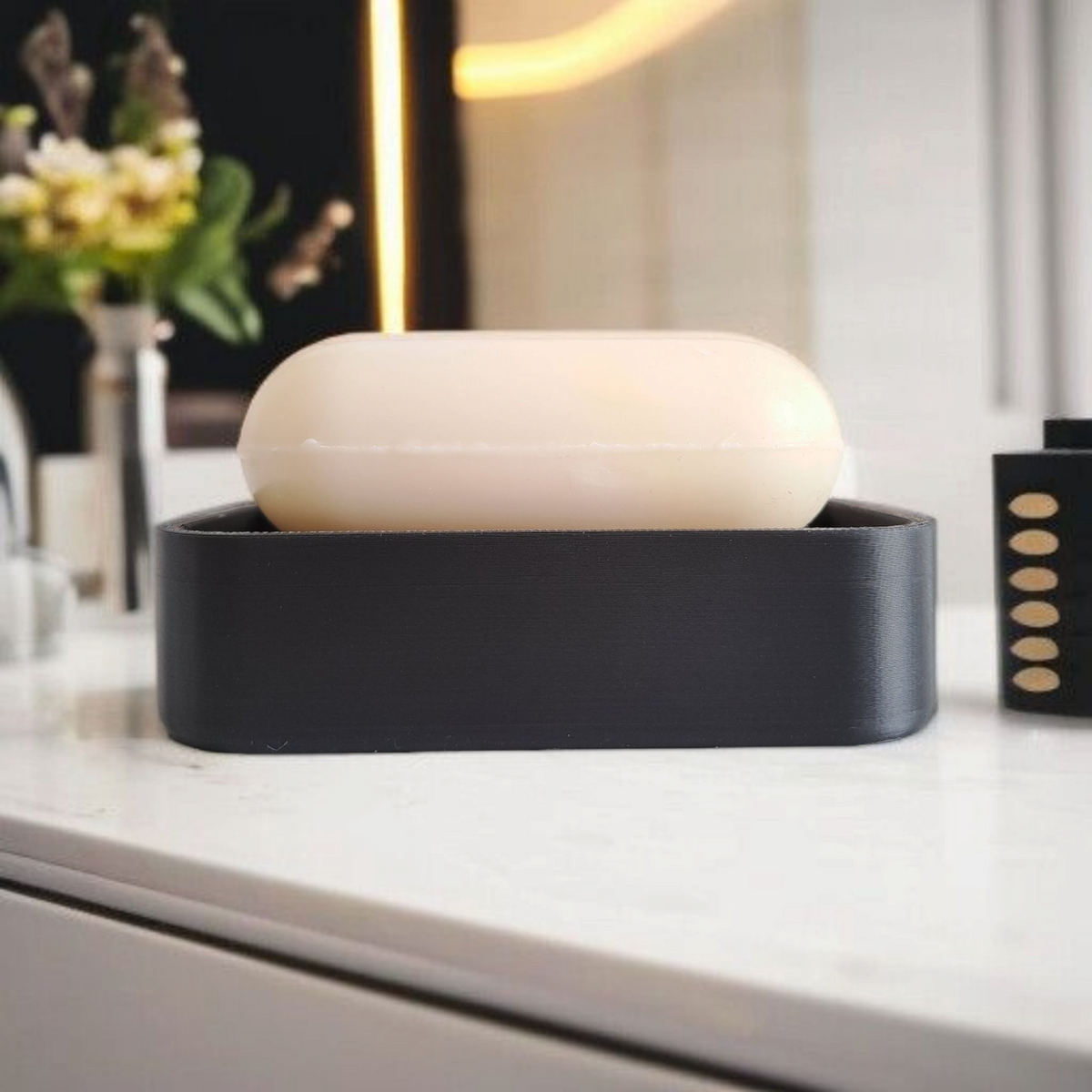 Détail des rainures d'égouttage d'un porte-savon blanc
