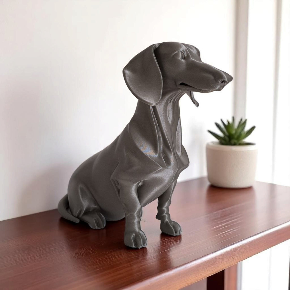 Figurine teckel blanche minimaliste sur une étagère en bois