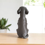 Sculpture de teckel minimaliste à la forme géométrique épurée, vue de profil