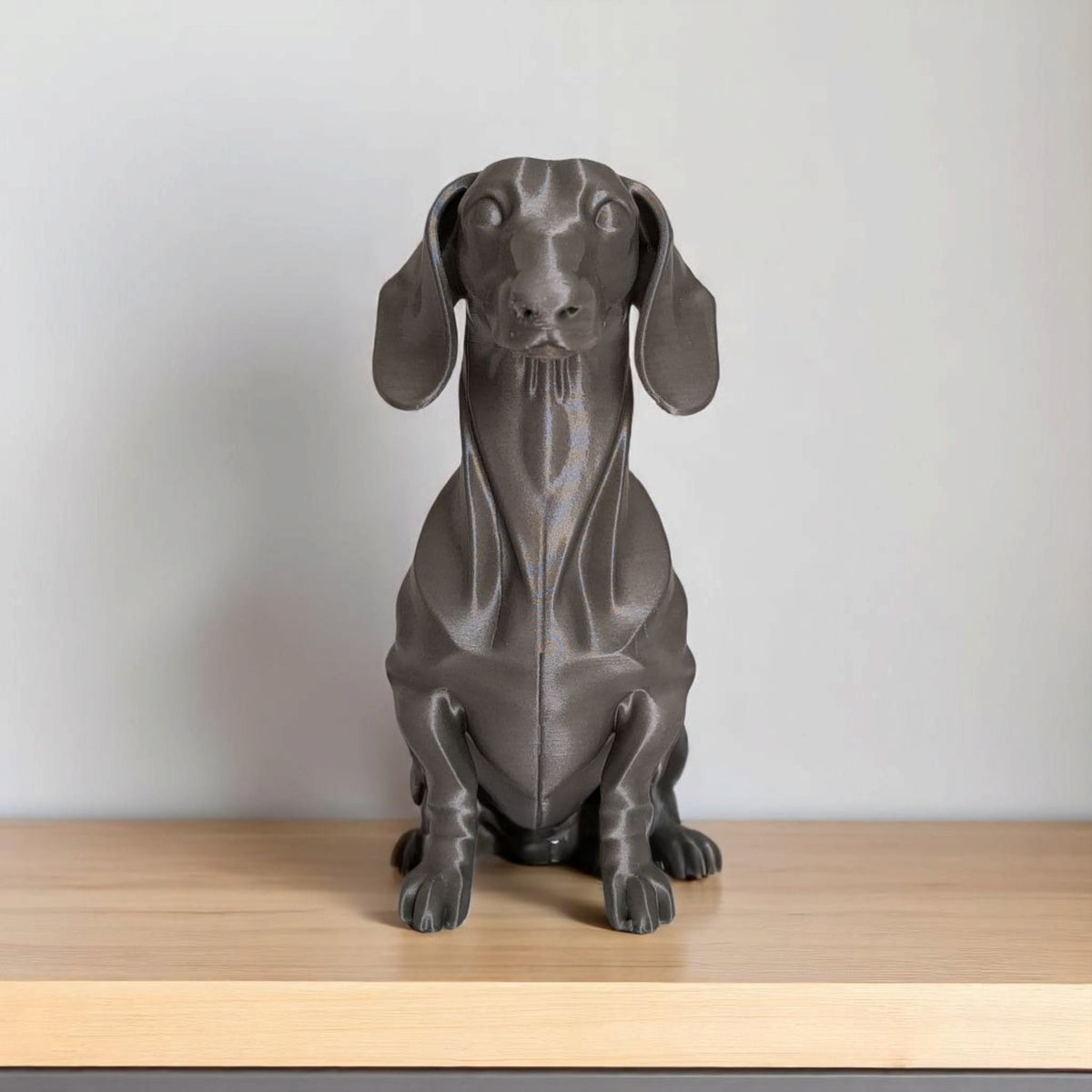 Sculpture de teckel minimaliste à la forme géométrique épurée, vue de profil