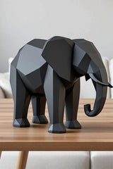Gros plan d'une sculpture d'éléphant low poly aux facettes géométriques et finition mate