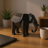 Sculpture d'éléphant low poly sur une étagère minimaliste avec des livres et des plantes