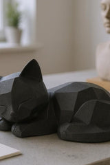 Gros plan d'un chaton low poly endormi aux facettes géométriques