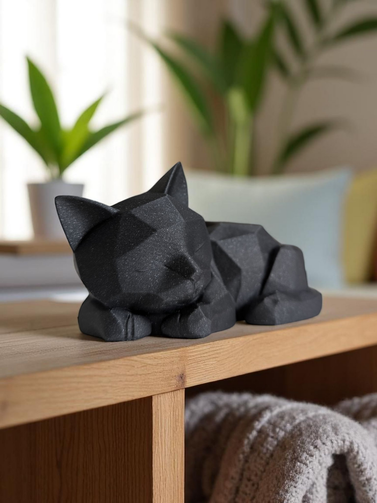 Jolie figurine de chaton low poly sur une étagère en bois avec des plantes
