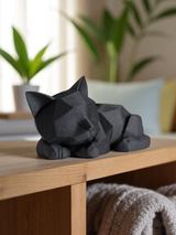 Jolie figurine de chaton low poly sur une étagère en bois avec des plantes