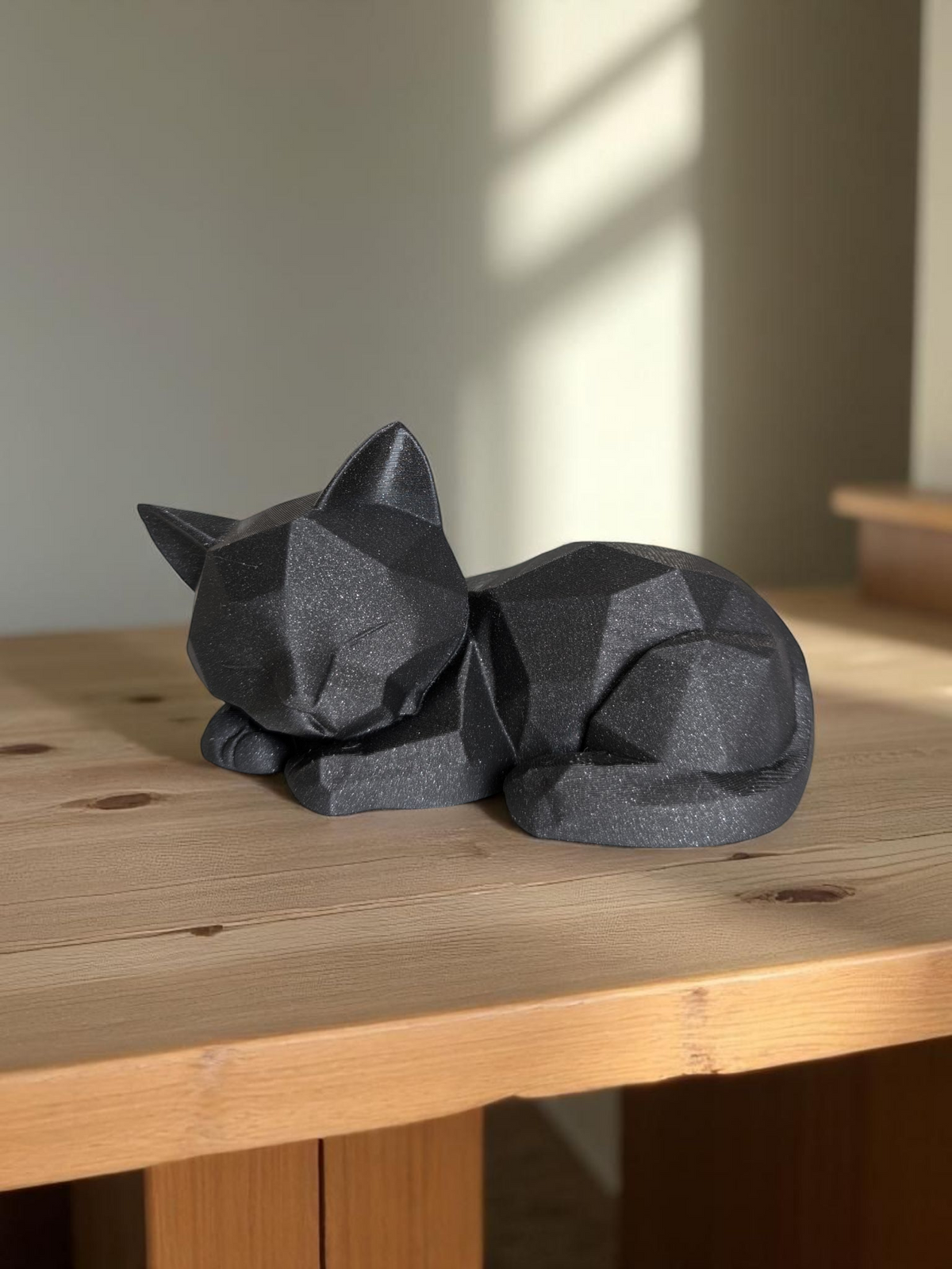 Gros plan d'un chaton low poly endormi aux facettes géométriques