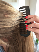 Peigne démêlant à dents longues et courtes décalées en alternance, gros plan