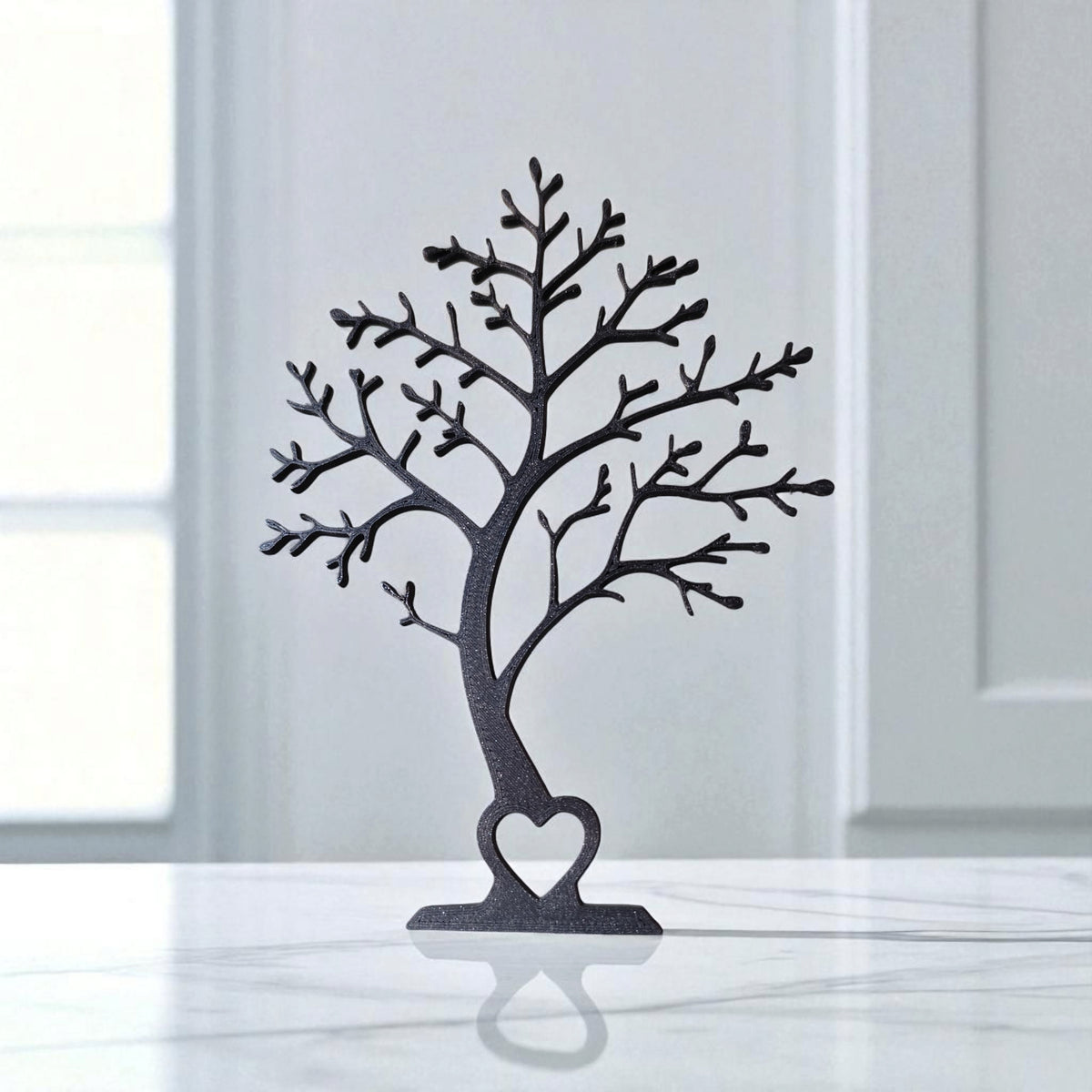 Arbre décoratif minimaliste en silhouette, vu de face, aux lignes de branches épurées