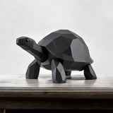 Sculpture de tortue low poly sur une étagère en bois dans un intérieur minimaliste