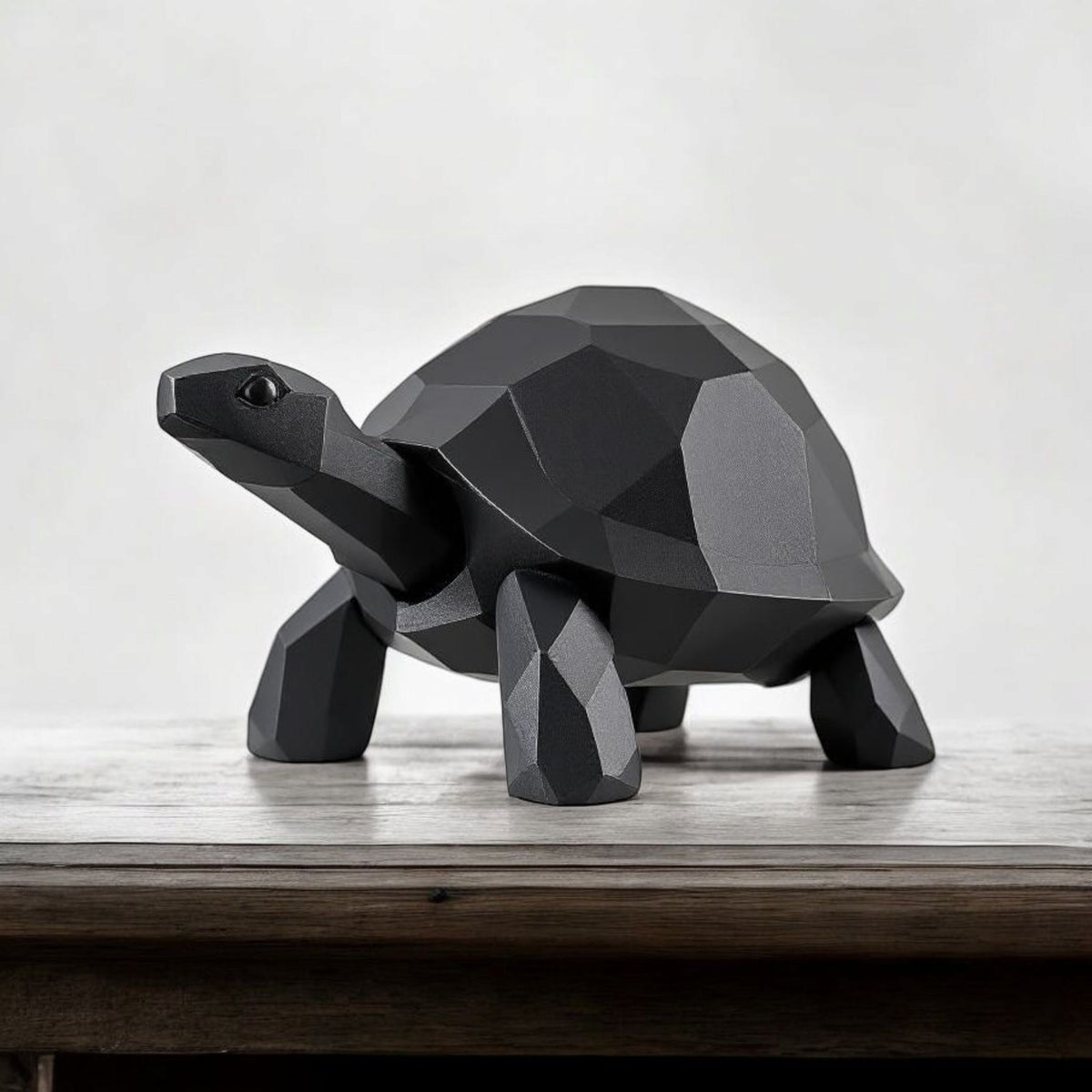 Sculpture de tortue low poly sur une étagère en bois dans un intérieur minimaliste
