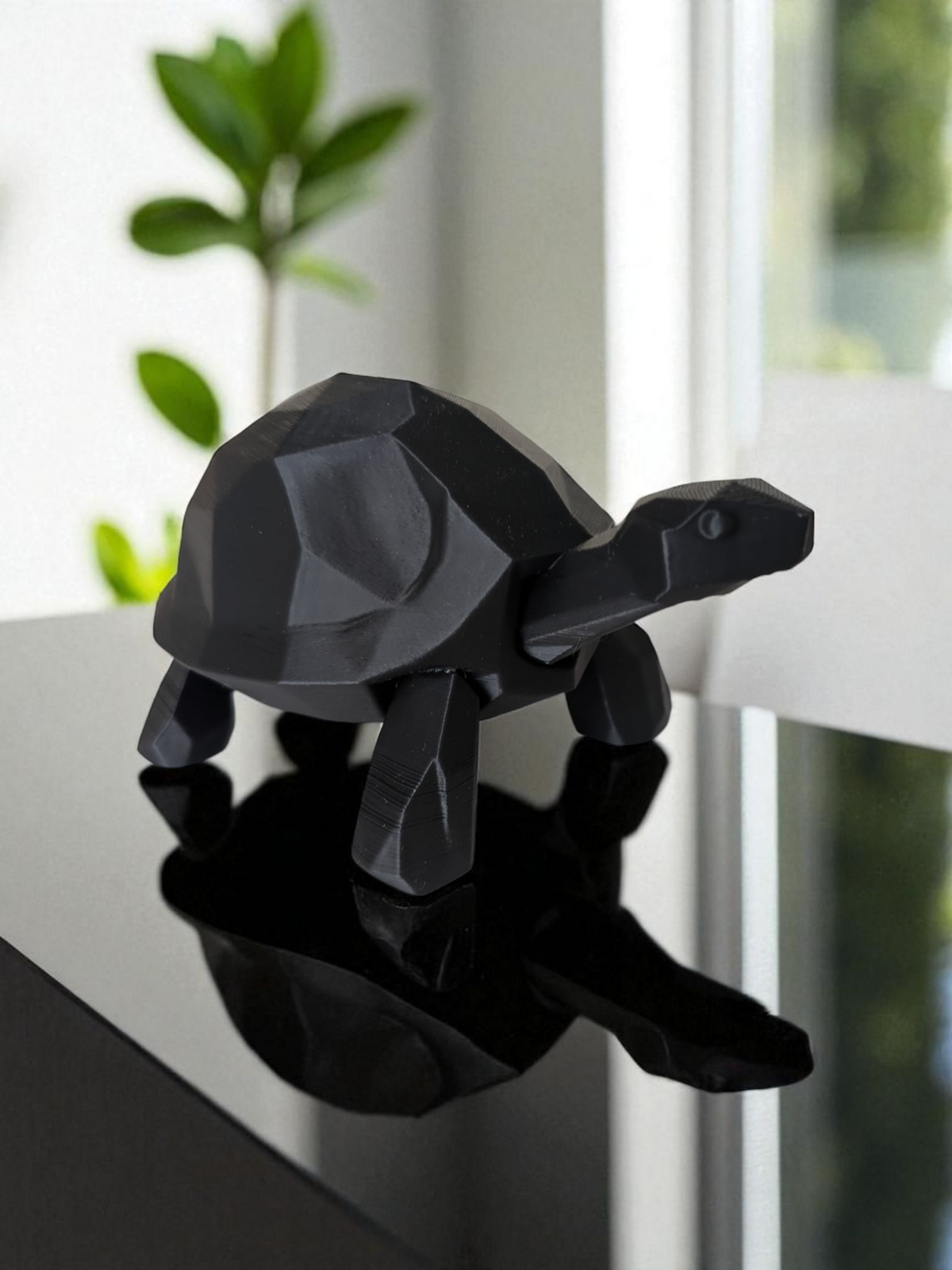 Détail de la forme anguleuse de la tortue au design géométrique low poly