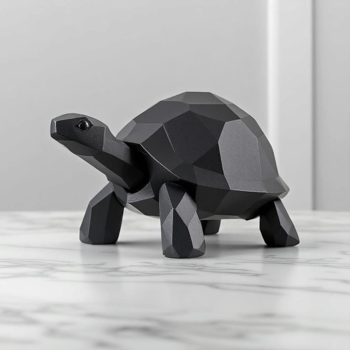 Gros plan d'une sculpture de tortue low poly à surface facettée et lignes épurées