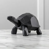 Gros plan d'une sculpture de tortue low poly à surface facettée et lignes épurées