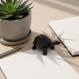 Gros plan d'une sculpture de tortue low poly à surface facettée et lignes épurées