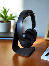 Support de casque minimaliste dans un espace de travail calme, casque posé sur le support incurvé