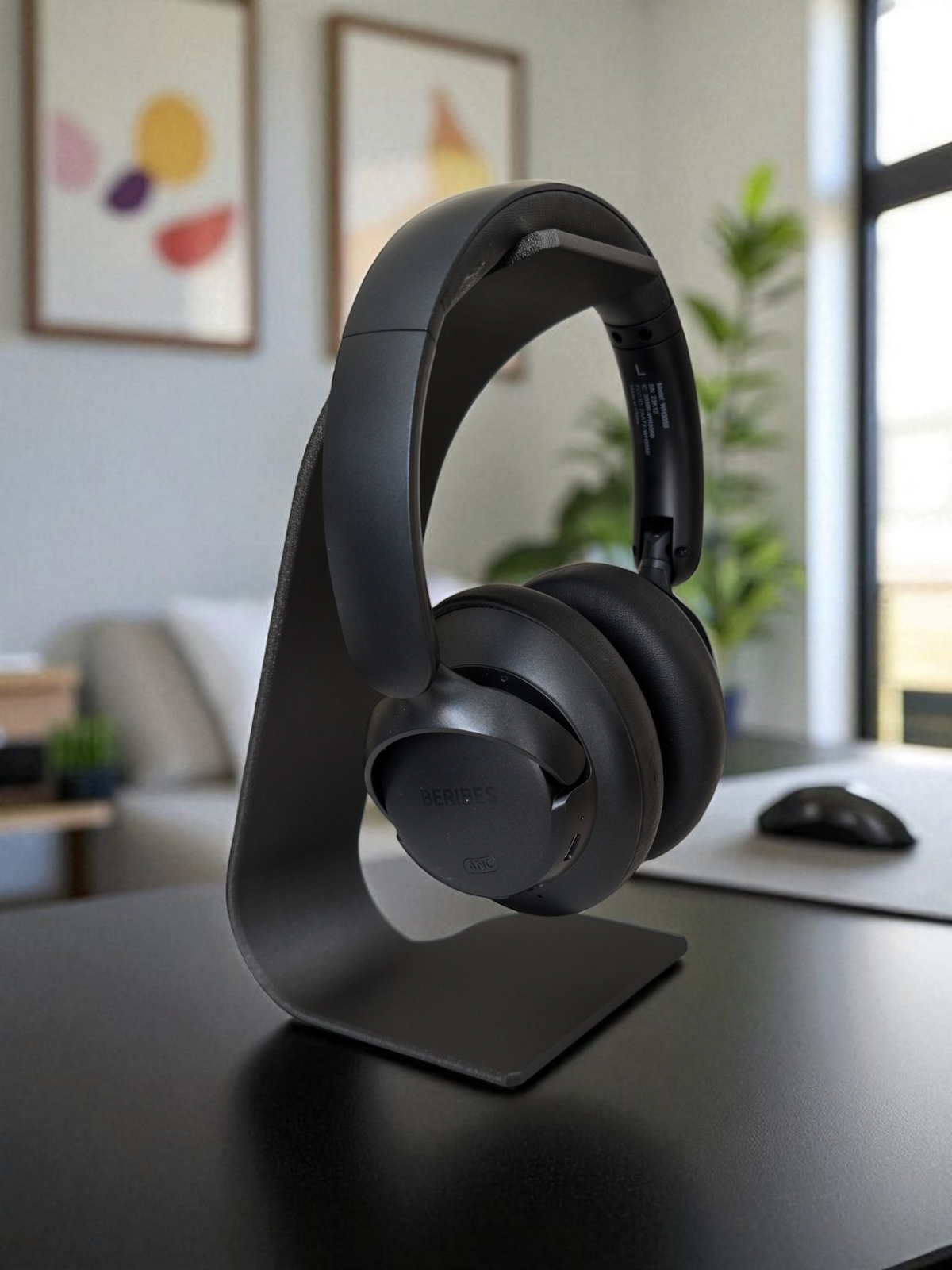 Support de casque Swing vu de côté avec bras incurvé et pied stable