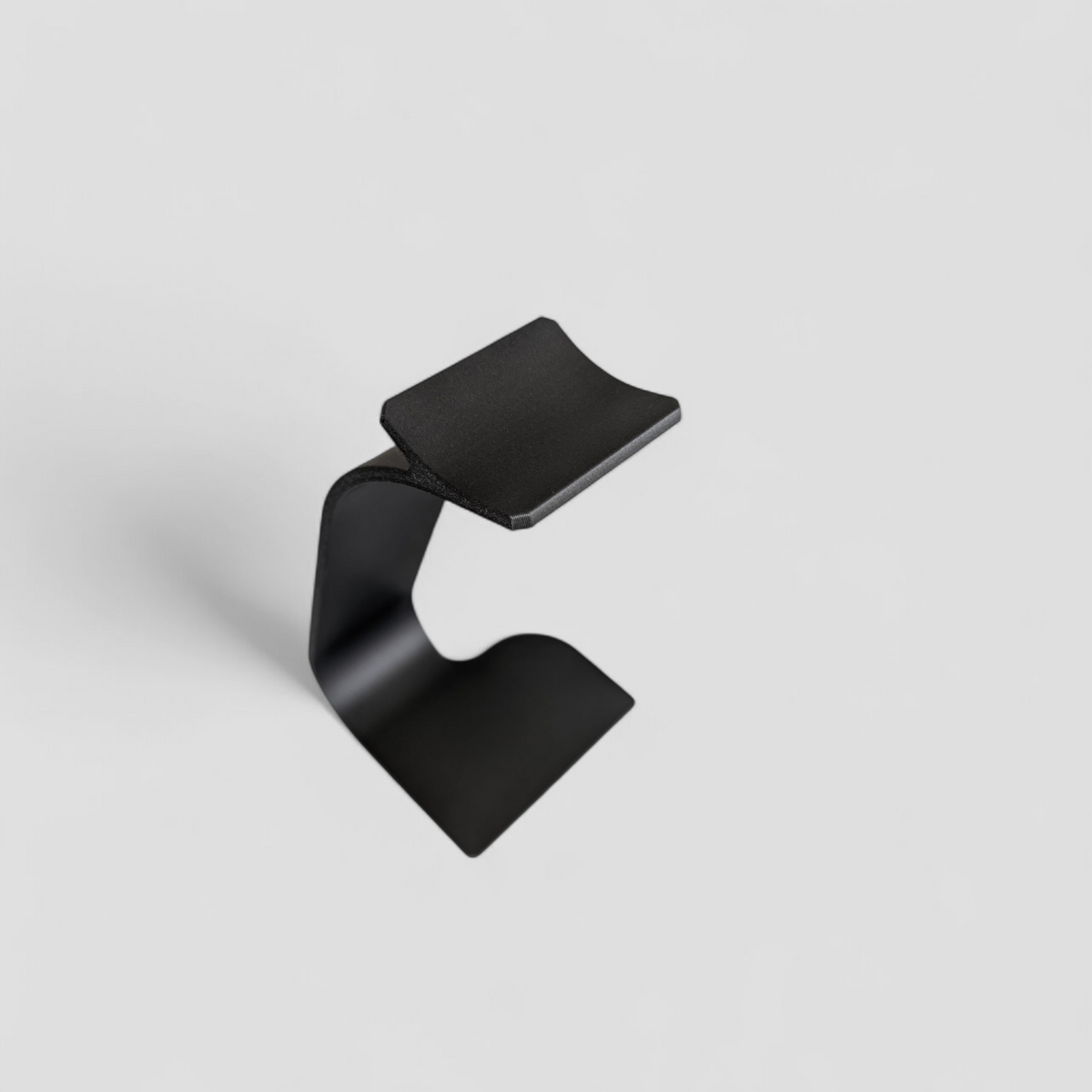 Support de casque Swing vu de côté avec bras incurvé et pied stable