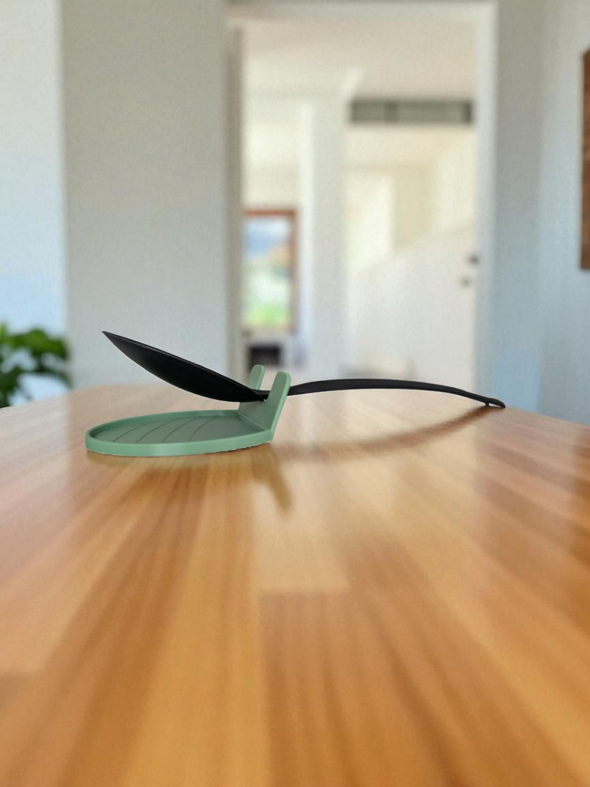 Repose-cuillère CookSitter près d'une cuisinière avec une louche