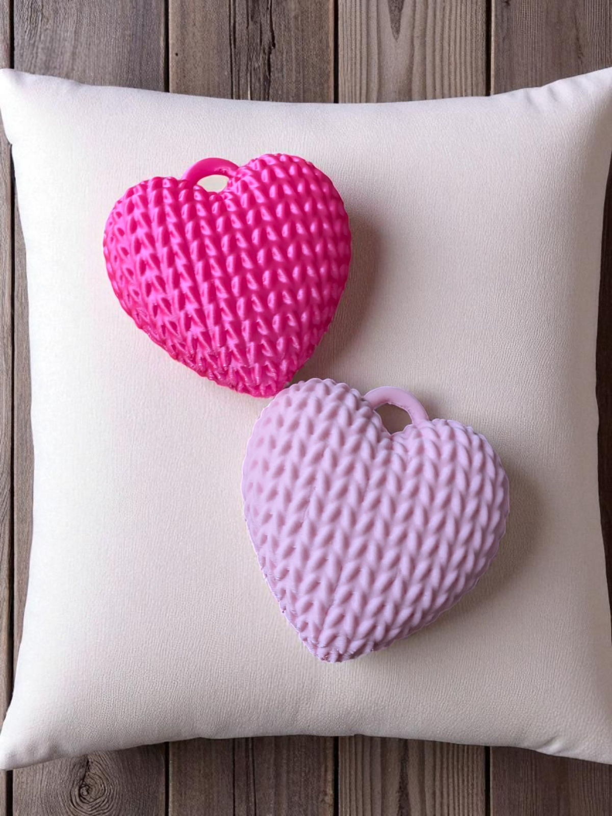 Détail de texture d'un porte-clés cœur façon tricot au motif tissé