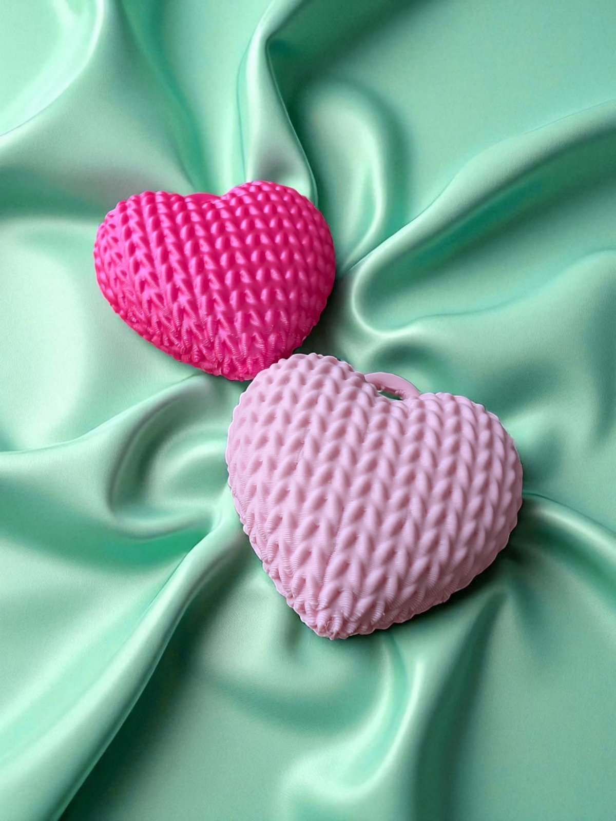 Gros plan d'un porte-clés cœur tricoté à surface texturée