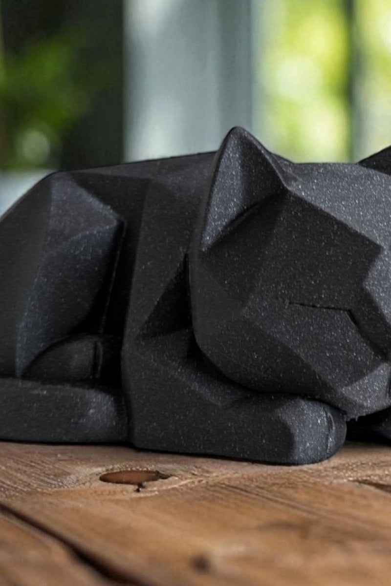 Gros plan d'une figurine de chat low poly aux surfaces géométriques