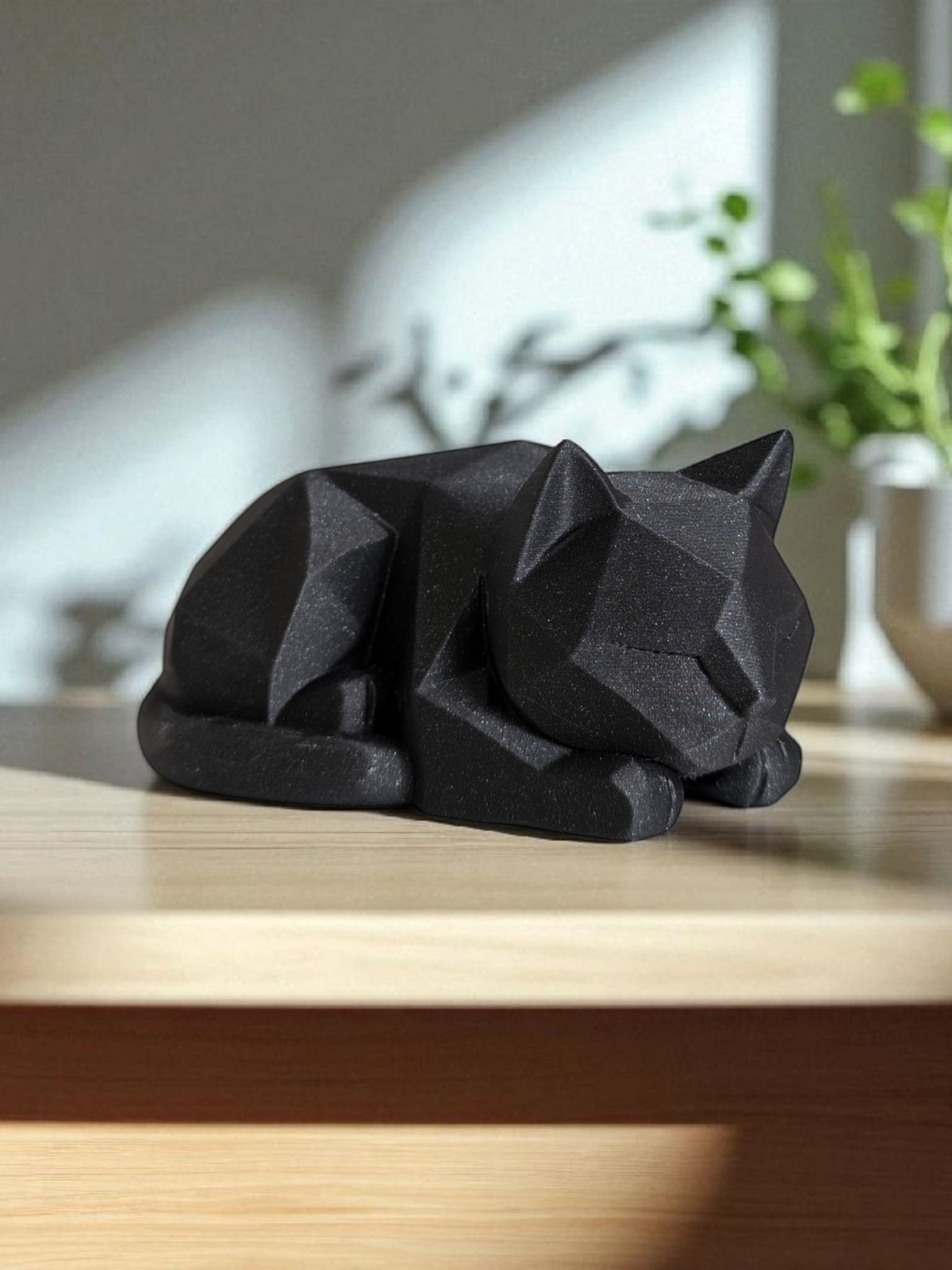 Figurine de chaton low poly sur un bureau en bois au style minimaliste