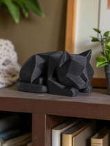 Gros plan d'une figurine de chat low poly aux surfaces géométriques