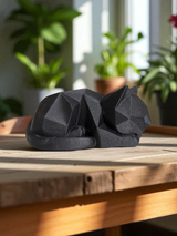 Gros plan d'une figurine de chat low poly aux surfaces géométriques