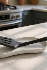 Repose-cuillère blanc minimaliste avec plateau bas, gros plan