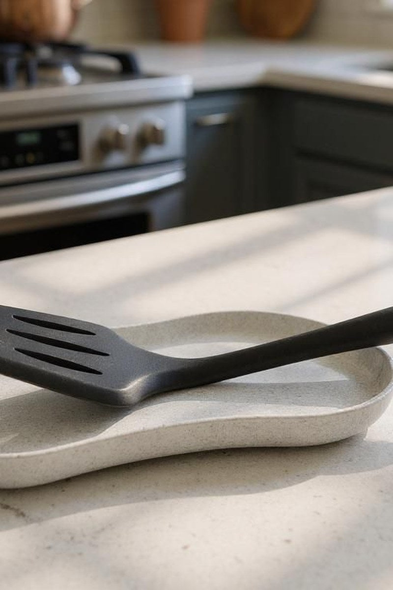 Repose-cuillère blanc minimaliste avec plateau bas, gros plan