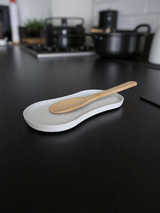 Porte-cuillères sur le plan de travail avec une spatule en bois et une louche