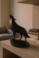 Gros plan d'une sculpture de loup minimaliste aux surfaces géométriques et à la gueule ouverte