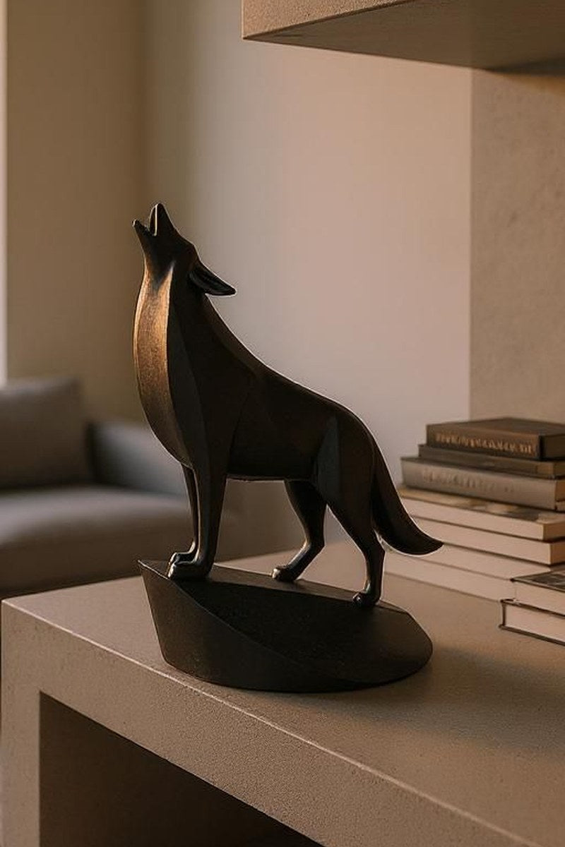 Gros plan d'une sculpture de loup minimaliste aux surfaces géométriques et à la gueule ouverte