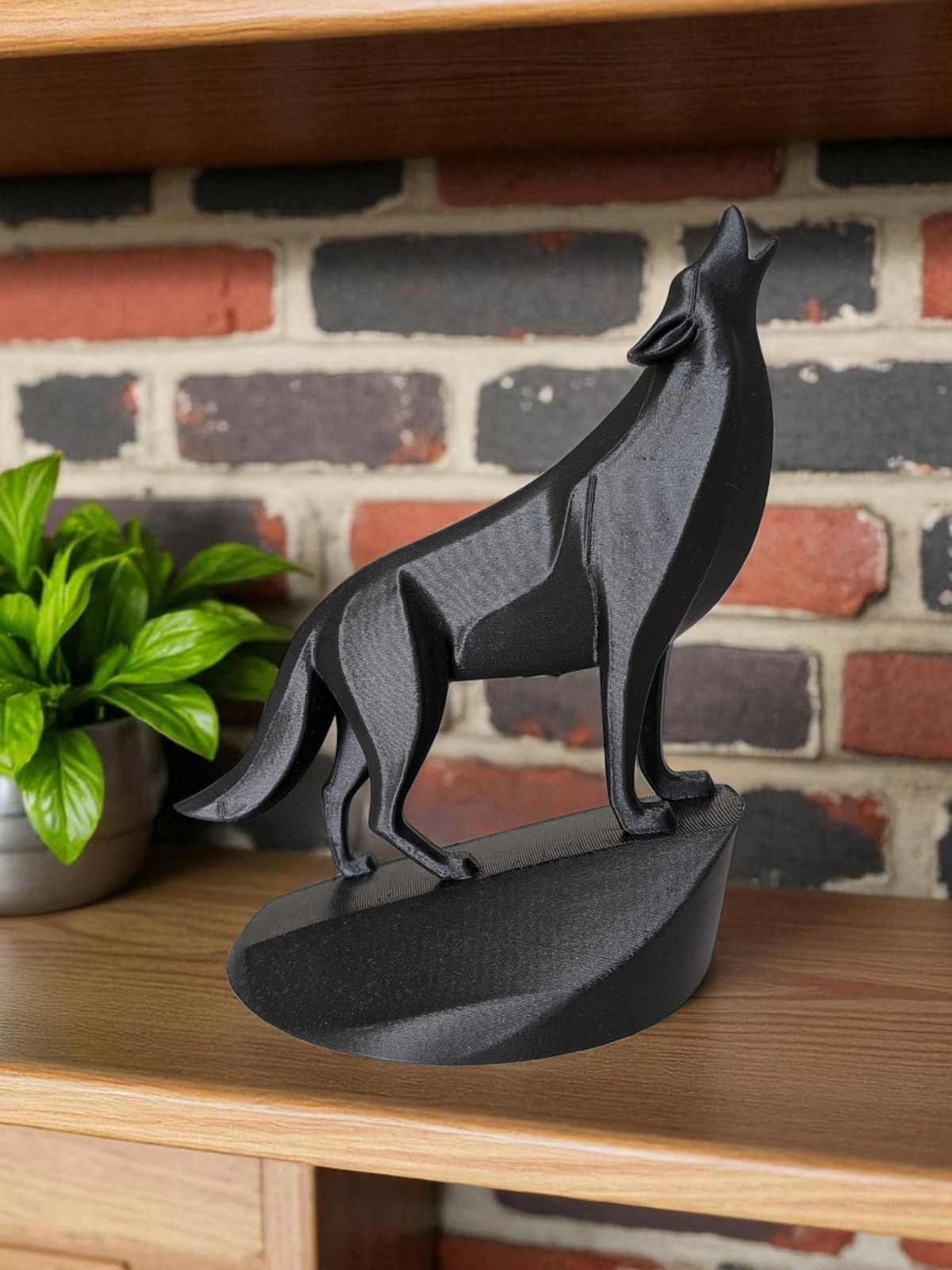 Sculpture de loup minimaliste sur piédestal sur une étagère en bois dans un intérieur moderne