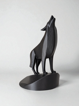 Gros plan d'une sculpture de loup minimaliste aux surfaces géométriques et à la gueule ouverte