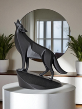 Gros plan d'une sculpture de loup minimaliste aux surfaces géométriques et à la gueule ouverte